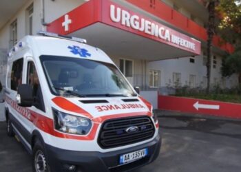 Aksident i rëndë në vend, motori bie në kanalin e ujërave të zeza! Dy persona…