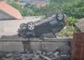 Aksident i frikshëm në vend! Makina fluturon dhe përfundon mbi çatinë e shtëpisë, nje person…