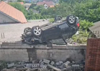 Aksident i frikshëm në vend! Makina fluturon dhe përfundon mbi çatinë e shtëpisë, nje person…