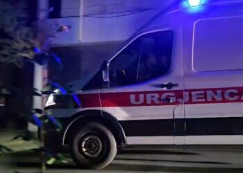 Aksident i RËNDË/ 16-vjeçari humbi kontrollin e mjetit dhe u përpIas me shtyllën, 6 kusherinj te m*tur…