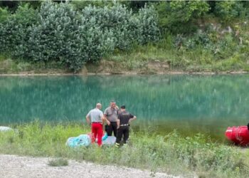 TRAGJEDI! Hyri në lumë të shpëtonte djalin e tij 5-vjeçar, rrjedha i merr jetën babait