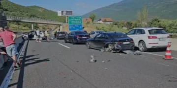 Aksident i rëndë, 6 makina përpIasen/ Shtatë të plagosur, mes tyre një grua shtatzënë dhe një fëmijë